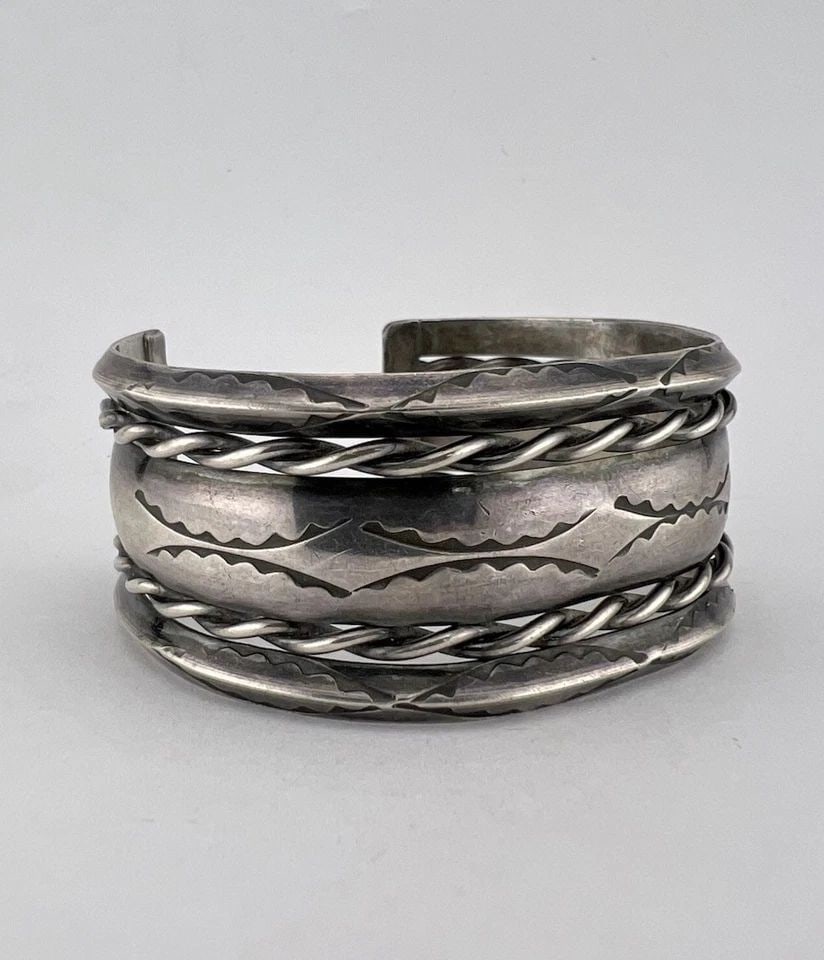 OLD PAWN NAVAJO STERLING SILVER DOUBLE TWIST STAMPED INGOT CUFF BRACELET 44.8G: OLD PAWN NAVAJO STERLING SILVER DOUBLE TWIST STAMPED INGOT CUFF BRACELET 44.8G Old Pawn Navajo Sterling Silver Double Twist Stamped Ingot Cuff Bracelet 44.8g Cuff is Around 5" tip to Tip and has a 1 1