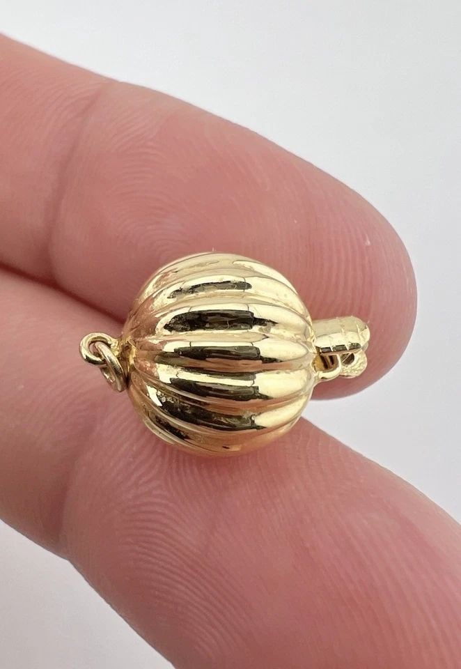 VINTAGE 18K YELLOW GOLD SINGLE STRAND BRACELET NECKLACE BALL CLASP BAIL FINDINGS: VINTAGE 18K YELLOW GOLD SINGLE STRAND BRACELET NECKLACE BALL CLASP BAIL FINDINGS Vintage 18k Yellow Gold Single Strand Bracelet Necklace Ball Clasp Bail Findings Size: Around 7/8" Wide From O Ring to 