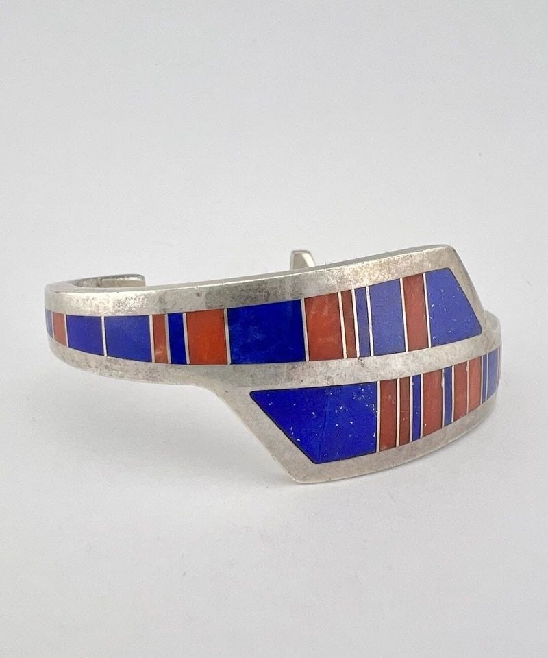RAY TRACEY KNIFEWING NAVAJO STERLING SILVER CORAL & LAPIS FLUSH CUFF BRACELET: RAY TRACEY KNIFEWING NAVAJO STERLING SILVER CORAL & LAPIS FLUSH CUFF BRACELET Ray Tracey Knifewing Navajo Sterling Silver Coral & Lapis Lazuli Flush Cuff Bracelet Cuff is 5 3/8" tip to Tip and 1 1/8" 
