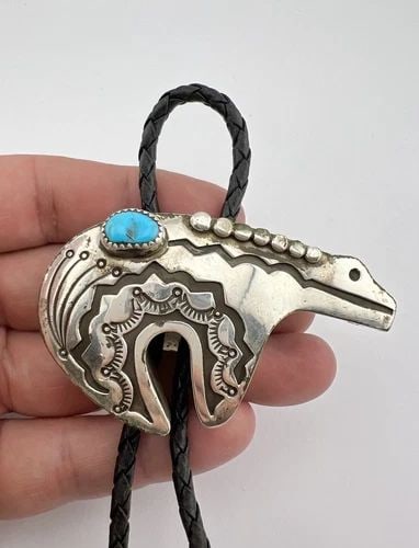 JERRY ROAN NAVAJO STERLING SILVER TURQUOISE OVERLAY STAMPED BEAR BOLO TIE 2 5/8": JERRY ROAN NAVAJO STERLING SILVER TURQUOISE OVERLAY STAMPED BEAR BOLO TIE 2 5/8" Vtg Jerry Roan Navajo Sterling Silver Turquoise Overlay Stamped Bear Bolo Tie 2 5/8" Size: 1 5/8" Tall by 2 5/8" Wide &