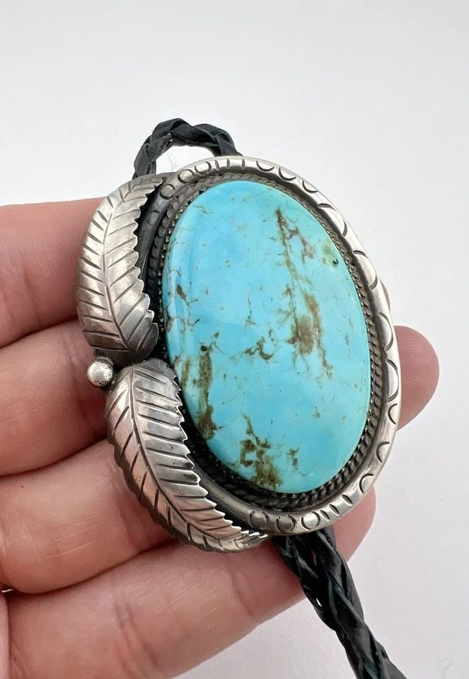 VINTAGE NAVAJO STERLING SILVER KINGMAN TURQUOISE STAMPED FEATHER BOLO TIE 2 1/8": VINTAGE NAVAJO STERLING SILVER KINGMAN TURQUOISE STAMPED FEATHER BOLO TIE 2 1/8" Vintage Navajo Sterling Silver Kingman Turquoise Stamped Feather Bolo Tie 2 1/8" Size: 2 1/8" Tall by 1 3/4" Wide Weigh