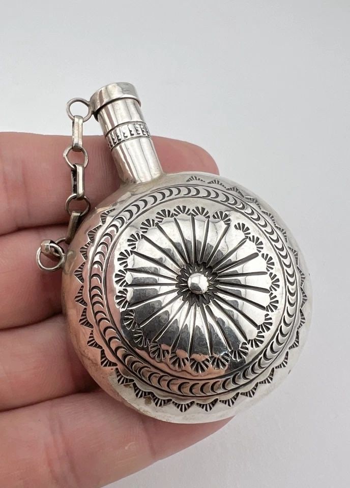VTG NAVAJO BLACKGOAT STERLING SILVER STAMPED TOBACCO FLASK CANTEEN 28.8G - 2.5": VTG NAVAJO BLACKGOAT STERLING SILVER STAMPED TOBACCO FLASK CANTEEN 28.8G - 2.5" Vtg Navajo Blackgoat Sterling Silver Stamped Tobacco Flask Canteen 28.8g - 2.5" Size: 2 1/2" Tall by Over 1 3/4" Wide & 