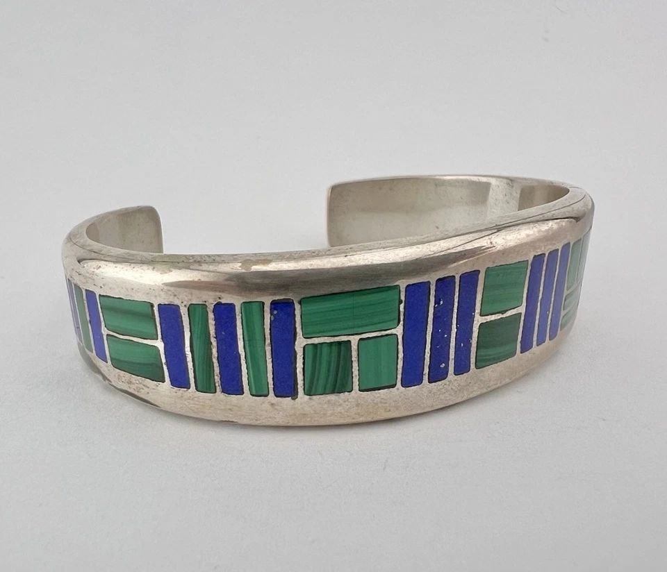 VINTAGE NAVAJO STERLING SILVER MALACHITE & LAPIS LAZULI FLUSH CUFF BRACELET 45G: VINTAGE NAVAJO STERLING SILVER MALACHITE & LAPIS LAZULI FLUSH CUFF BRACELET 45G Vintage Navajo Sterling Silver Green Malachite & Lapis Lazuli Flush Cuff Bracelet 45g Cuff is Just Under 5" tip to Tip a