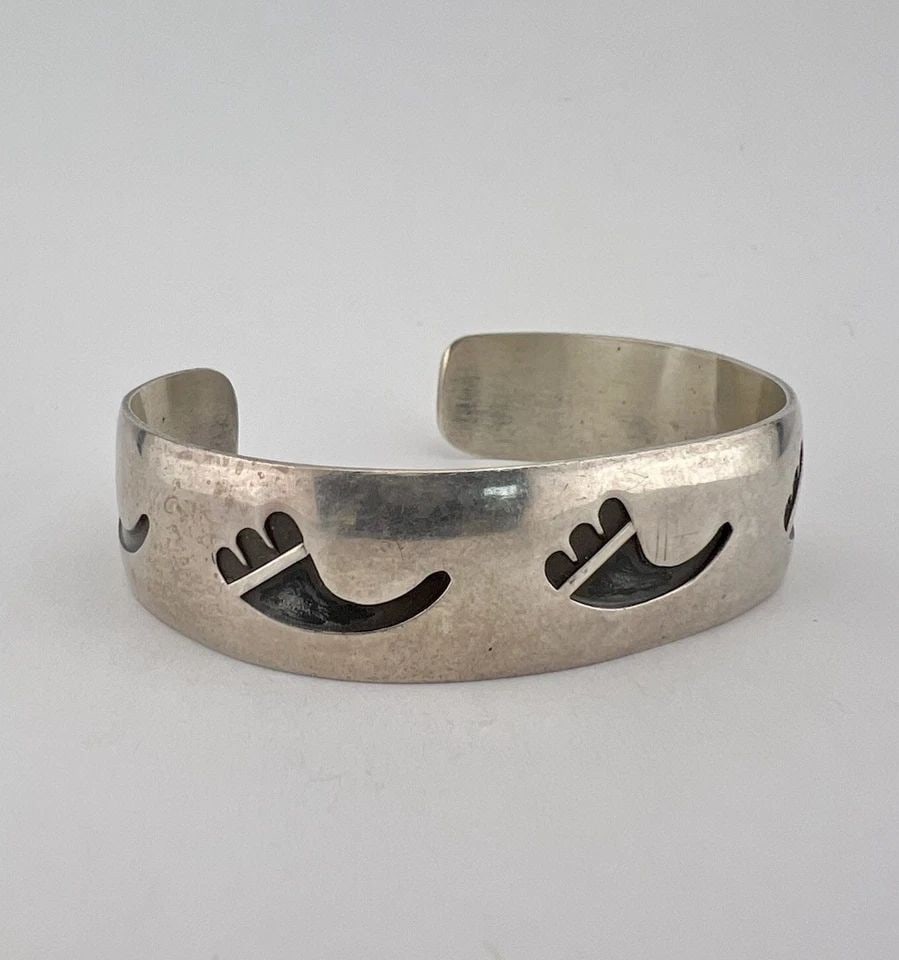 VINTAGE HOPI STERLING SILVER TRIBAL DESIGN OVERLAY CUFF BRACELET 33.8G (1 of 2)