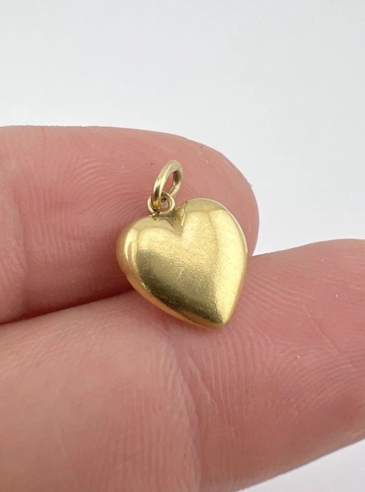 VINTAGE 18K YELLOW GOLD LOVE PUFFY HEART CHARM PENDANT 1.2G - 5/8": VINTAGE 18K YELLOW GOLD LOVE PUFFY HEART CHARM PENDANT 1.2G - 5/8" Vintage 18k Yellow Gold Love Puffy Heart Charm Pendant 1.2g - 5/8" Size: 5/8" Tall With bail By 10mm Wide At The Base Metal: Solid 18