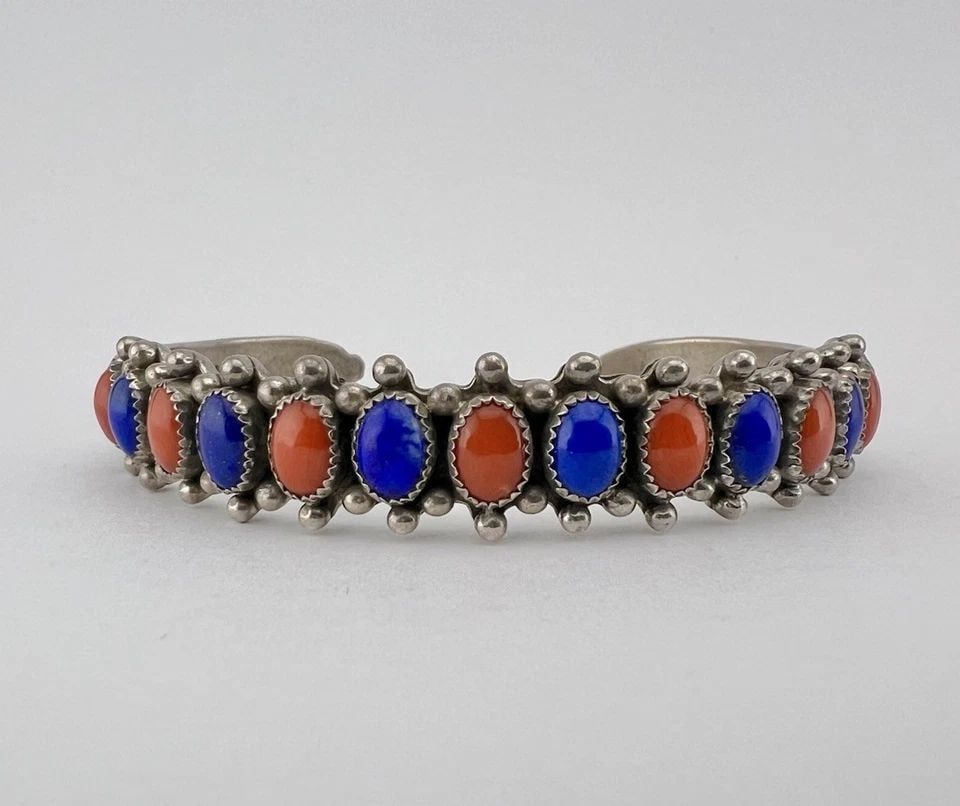 VINTAGE NAVAJO STERLING SILVER LAPIS LAZULI & RED CORAL 1 ROW CUFF BRACELET: VINTAGE NAVAJO STERLING SILVER LAPIS LAZULI & RED CORAL 1 ROW CUFF BRACELET Vintage Navajo Sterling Silver Lapis Lazuli & Red Coral 1 Row Cuff Bracelet Cuff is Around 5 1/2" tip to Tip and has a 1" Wi