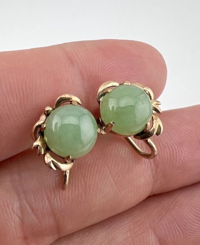 ANTIQUE CHINESE 14K ROSE GOLD LIGHT GREEN JADE SCREW BACK EARRINGS: ANTIQUE CHINESE 14K ROSE GOLD LIGHT GREEN JADE SCREW BACK EARRINGS Antique Chinese 14k Rose Gold Light Green Jade Screw Back Earrings Size: 5/8" Tall From Top To Bottom By Just Under 1/2" Wide Weight 
