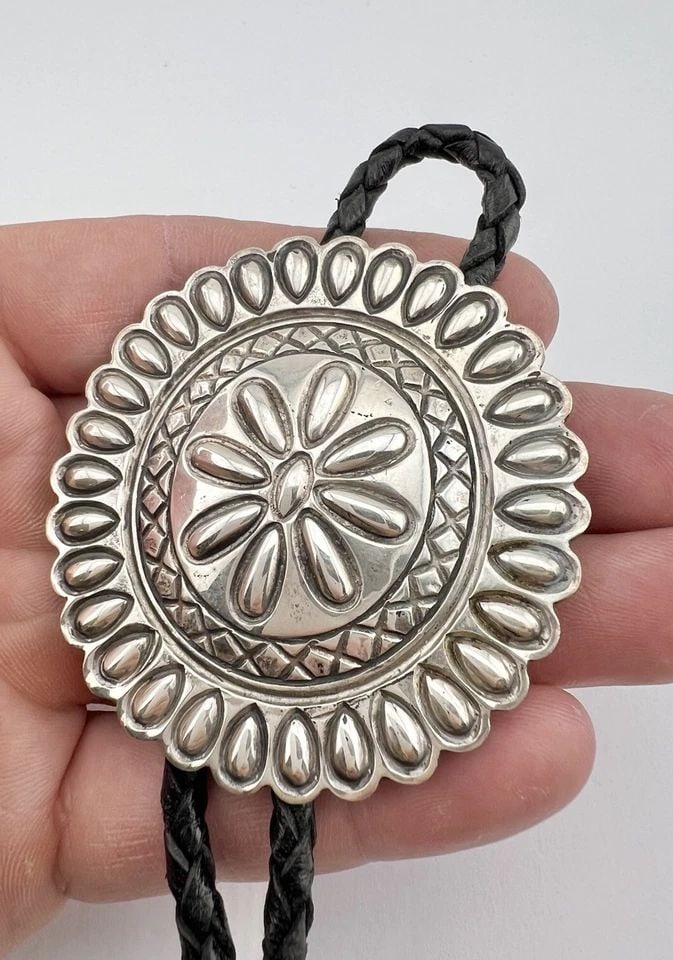VTG NAVAJO STERLING SILVER DEEP STAMPED OVAL CONCHO BOLO TIE 2 3/8": VTG NAVAJO STERLING SILVER DEEP STAMPED OVAL CONCHO BOLO TIE 2 3/8" Vtg Navajo Sterling Silver Deep Stamped Oval Concho Bolo Tie 2 3/8" Size: 2 3/8" Tall by 2 1/4" Wide Weight is 48.5 Grams on my scal