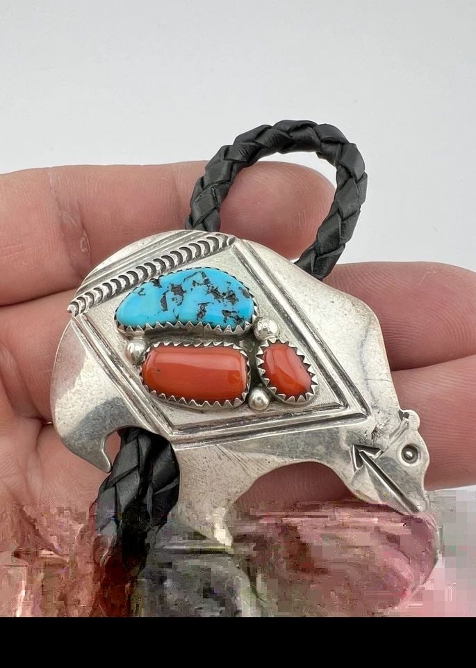 VTG PETER NELSON NAVAJO STERLING SILVER TURQUOISE & CORAL STAMPED BEAR BOLO TIE (1 of 1)