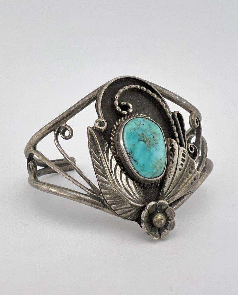 VINTAGE NAVAJO STERLING SILVER FOX TURQUOISE STAMPED 1.75" WIDE CUFF BRACELET: VINTAGE NAVAJO STERLING SILVER FOX TURQUOISE STAMPED 1.75" WIDE CUFF BRACELET Vintage Navajo Sterling Silver Fox Turquoise Stamped 1.75" Wide Cuff Bracelet Cuff is 5 3/8" tip to Tip and has a 7/8" Wid