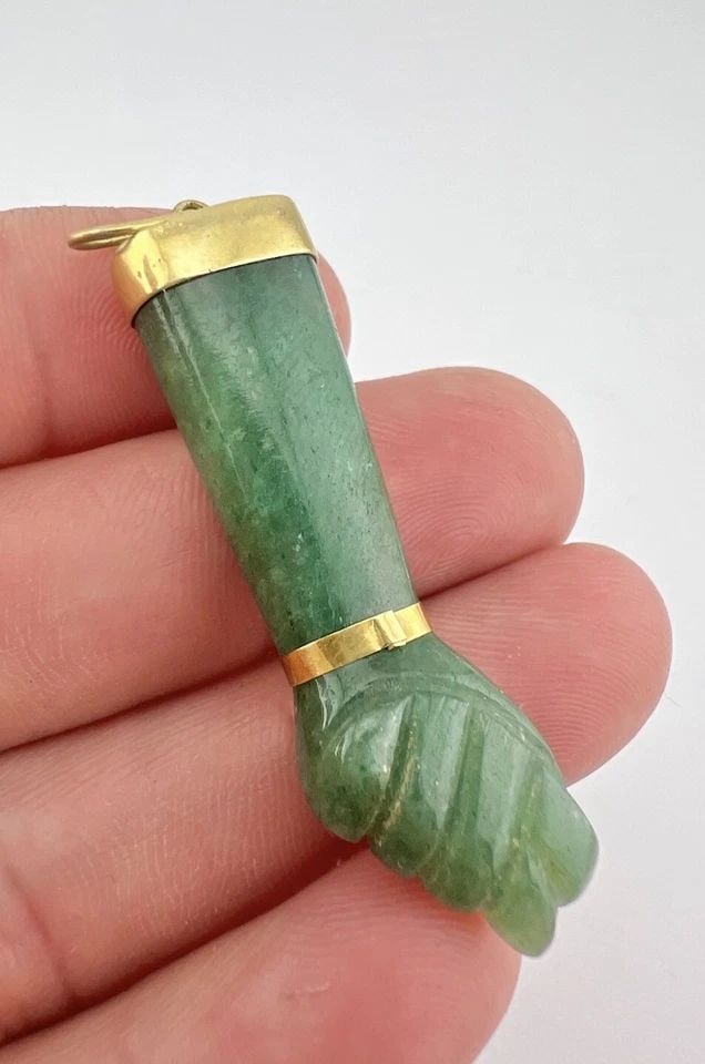 VICTORIAN 18K GOLD GREEN JADE FIGA HAND MALOCCHIO WARD OFF EVIL CHARM PENDANT: VICTORIAN 18K GOLD GREEN JADE FIGA HAND MALOCCHIO WARD OFF EVIL CHARM PENDANT Antique Victorian 18k Gold Green Jade Figa Hand Malocchio Ward Off Evil Charm Pendant Size: 2 1/4" Tall With Bail By 5/8" 