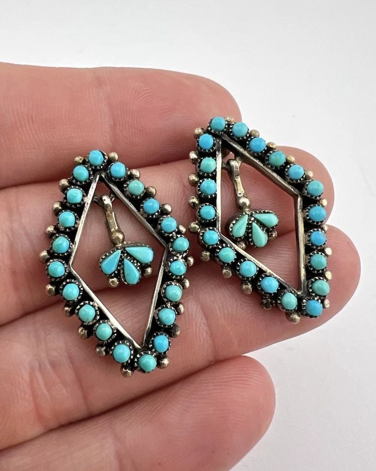 VINTAGE ZUNI STERLING SILVER PETIT POINT TURQUOISE DANGLE POST EARRINGS 1.25": Vintage Zuni Sterling Silver Petit Point Turquoise Dangle Post Earrings 1.25" Size: 1 1/4" Tall By 7/8" Wide Weight is 10.6 Grams on my scale Metal: Sterling Silver Amazing Vivid Turquoise Gemstones C