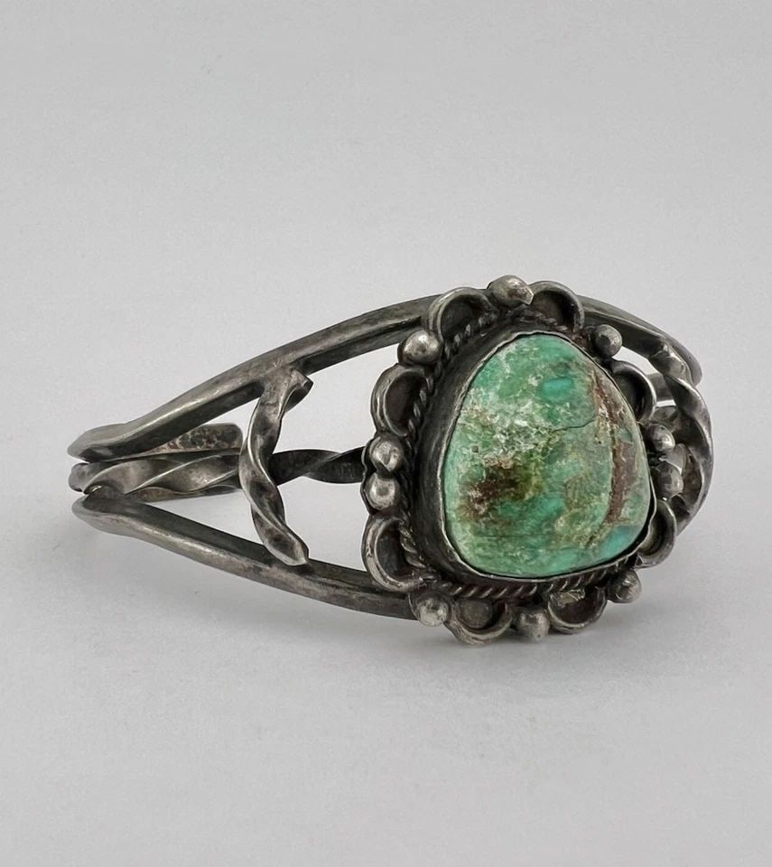 EARLY OLD NAVAJO STERLING SILVER CERRILLOS TURQUOISE TWIST CUFF BRACELET: EARLY OLD NAVAJO STERLING SILVER CERRILLOS TURQUOISE TWIST CUFF BRACELET Early Old Navajo Sterling Silver Cerrillos Turquoise Twist Cuff Bracelet Cuff is Over 5 1/4" tip to Tip and has an 7/8" Wide Ad