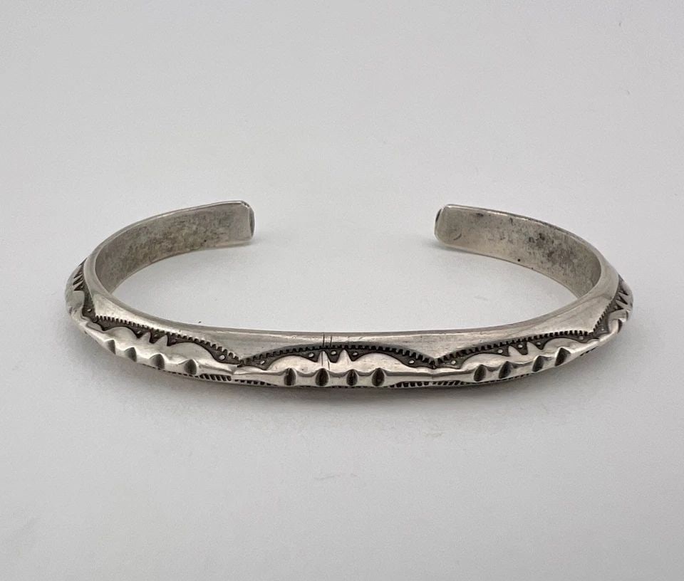 OLD NAVAJO STERLING SILVER DETAILED DEEP STAMPED CARINATED CUFF BRACELET 23.7G: OLD NAVAJO STERLING SILVER DETAILED DEEP STAMPED CARINATED CUFF BRACELET 23.7G OLD Navajo Sterling Silver Detailed Deep Stamped Carinated Cuff Bracelet 23.7g Cuff is Around 5 1/8" tip to Tip and has a