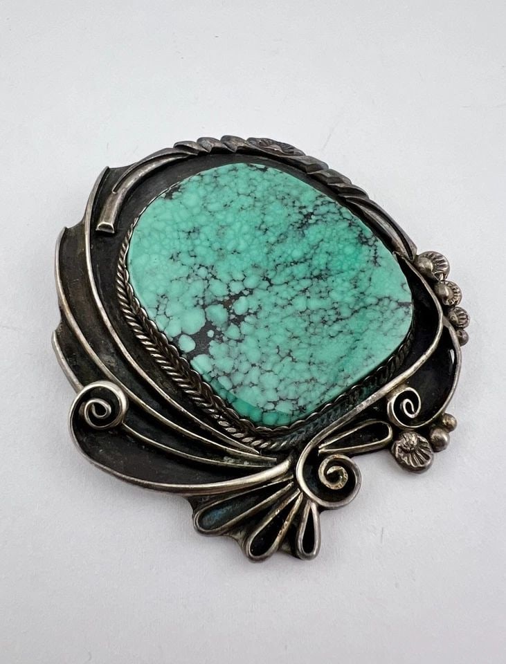 VINTAGE NAVAJO STERLING SILVER SPIDERWEB KINGMAN TURQUOISE ROUND PENDANT 2 5/8": Vintage Navajo Sterling Silver Spiderweb Kingman Turquoise Round Pendant 2 5/8" Size: Around 2 5/8" Tall & 2 3/8" Wide Metal: Sterling Silver Weight is 40.6 Grams on my scale Amazing Natural High Grad