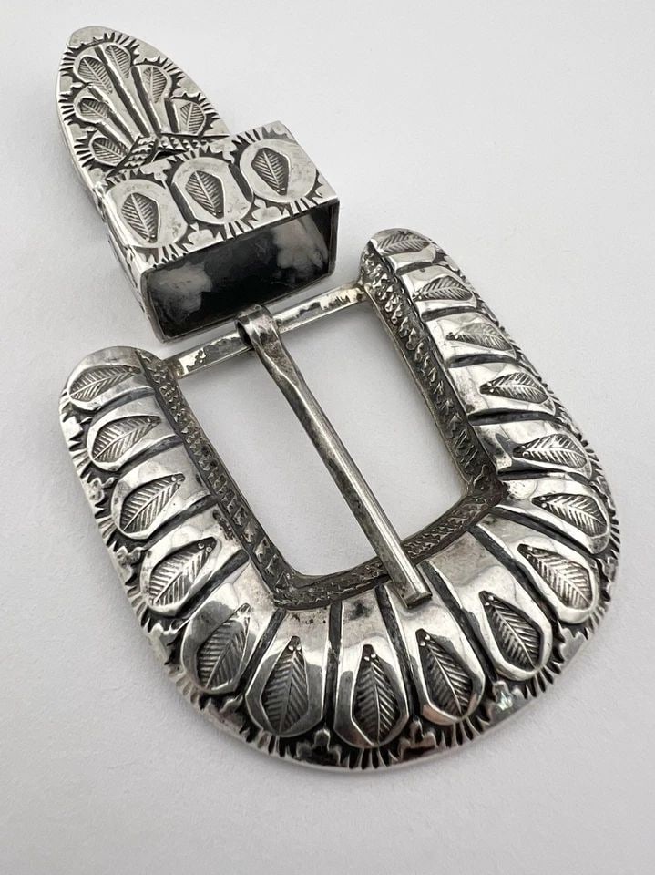 VINTAGE NAVAJO STERLING SILVER DEEP STAMPED 3 PIECE RANGER BELT BUCKLE 38.8G: VINTAGE NAVAJO STERLING SILVER DEEP STAMPED 3 PIECE RANGER BELT BUCKLE 38.8G Vintage Navajo Sterling Silver Deep Stamped 3 Piece Ranger Belt Buckle 38.8g Buckle Size: 1 7/8" Tall By About 2" Wide Slid