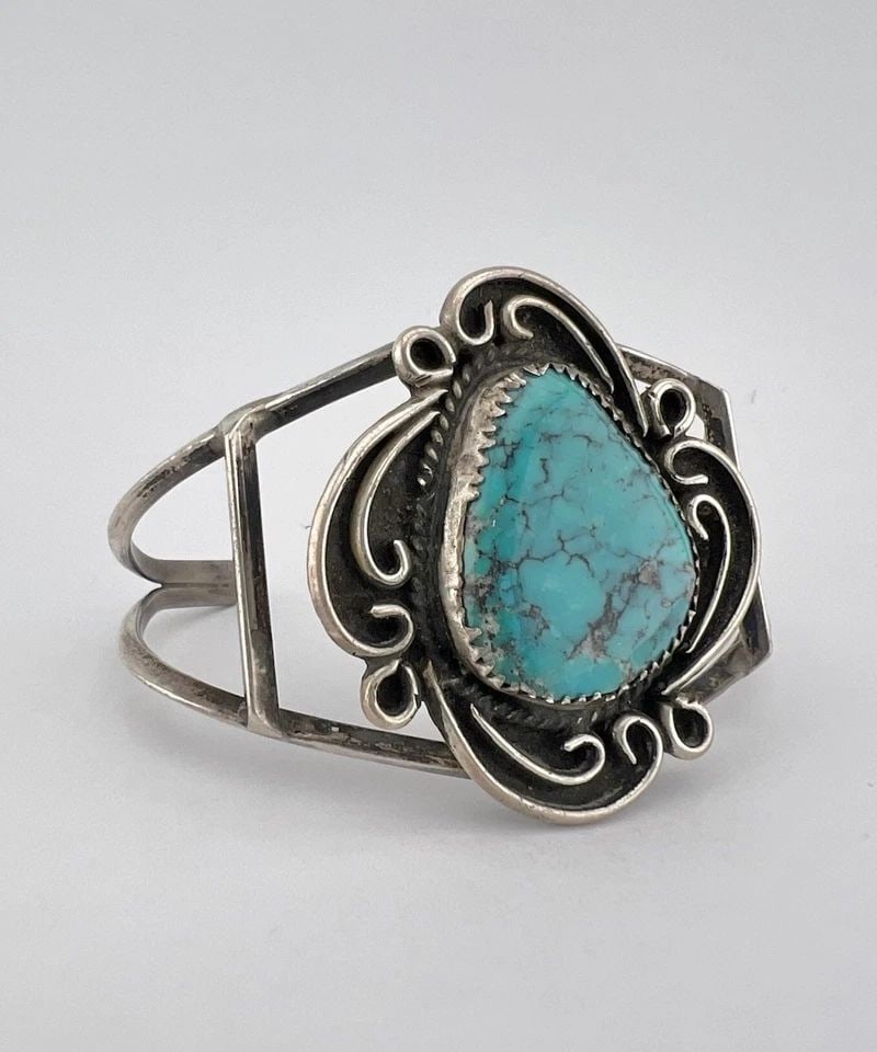 VINTAGE NAVAJO STERLING SILVER WEBBED FOX TURQUOISE DETAILED CUFF BRACELET: VINTAGE NAVAJO STERLING SILVER WEBBED FOX TURQUOISE DETAILED CUFF BRACELET Vintage Navajo Sterling Silver Webbed Fox Turquoise Detailed Cuff Bracelet Cuff is Around 5" tip to Tip and has a 1" Wide Adj