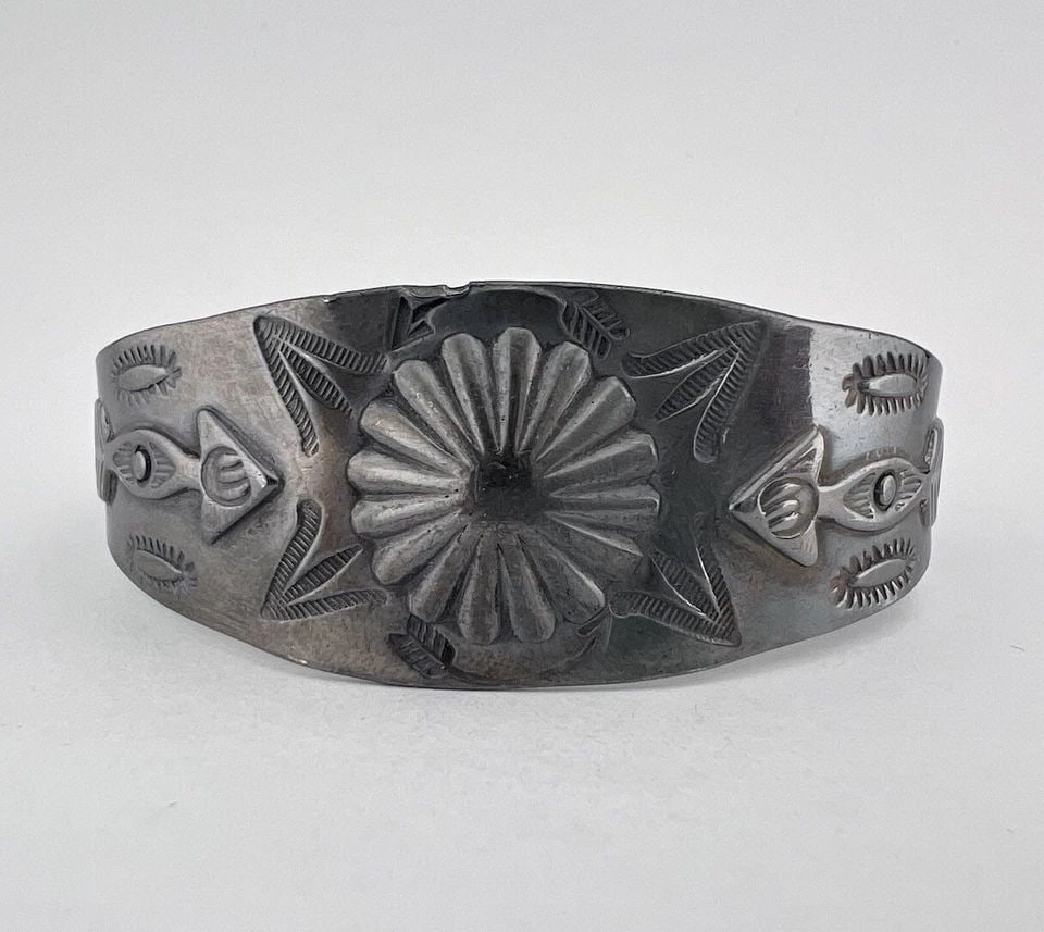 1940S FRED HARVEY ERA NAVAJO COIN SILVER STAMPED ARROW CONCHO CUFF BRACELET: 1940S FRED HARVEY ERA NAVAJO COIN SILVER STAMPED ARROW CONCHO CUFF BRACELET 1940s Fred Harvey Era Navajo Coin Silver Stamped Arrow Concho Cuff Bracelet Cuff is 5 3/4" tip to Tip and has a 1" Wide Adju