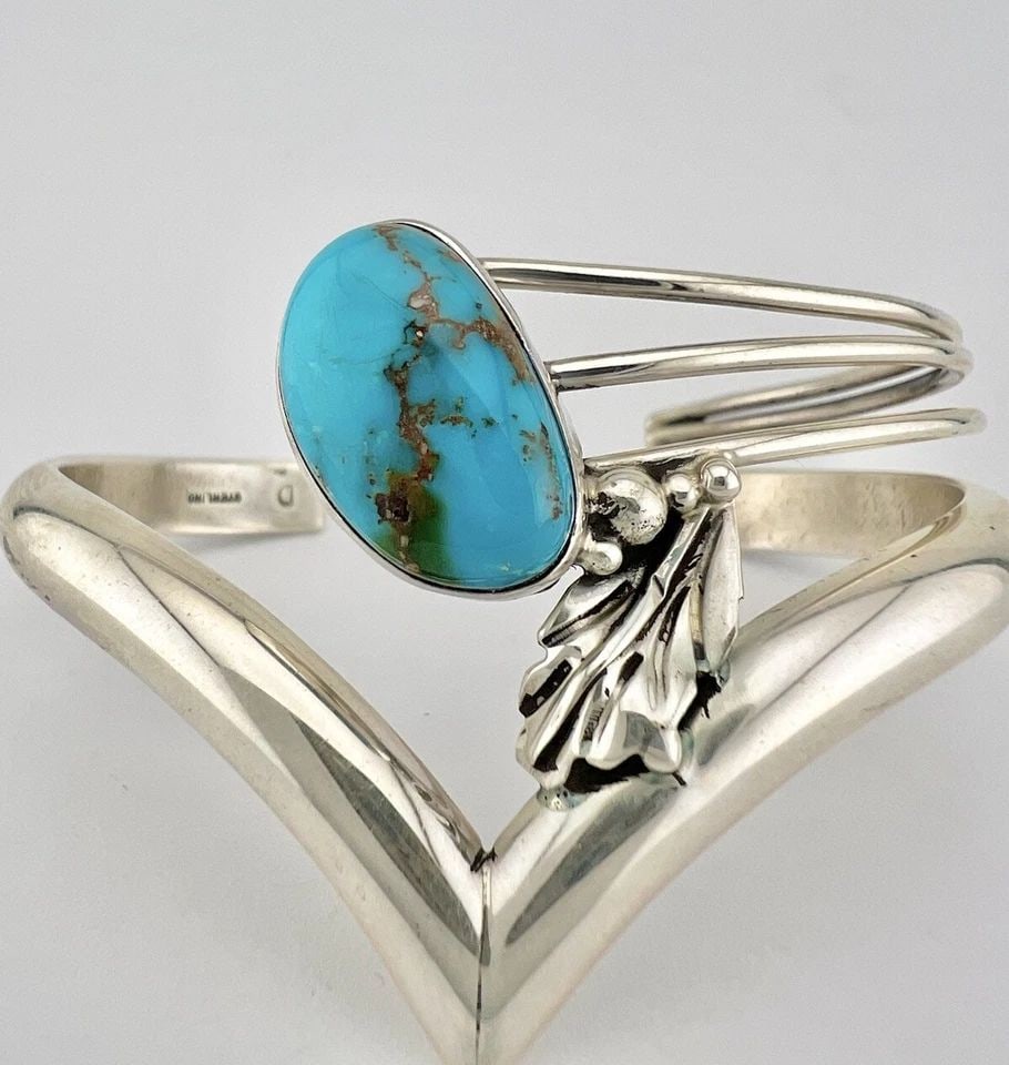 VINTAGE NAVAJO STERLING SILVER BISBEE TURQUOISE WIDE V SHAPED CUFF BRACELET 36G: VINTAGE NAVAJO STERLING SILVER BISBEE TURQUOISE WIDE V SHAPED CUFF BRACELET 36G Vintage Navajo Sterling Silver Bisbee Turquoise Wide V Shaped Cuff Bracelet 36g Cuff is 5 1/4" tip to Tip and has around