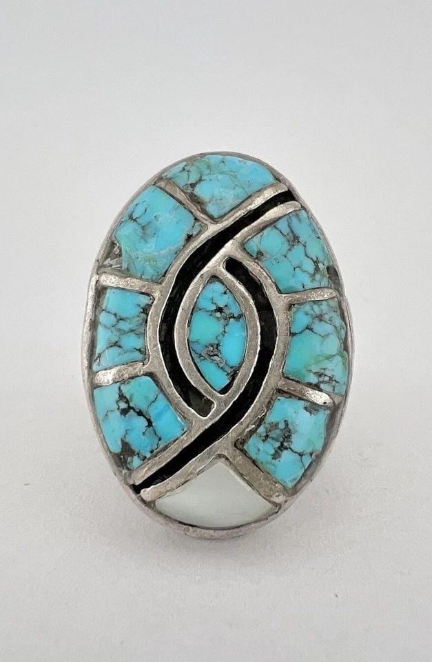 VTG ZUNI STERLING SILVER SPIDERWEB TURQUOISE FLUSH INLAY INGOT MEN'S RING 33.6G: VTG ZUNI STERLING SILVER SPIDERWEB TURQUOISE FLUSH INLAY INGOT MEN'S RING 33.6G Vintage Zuni Sterling Silver Spiderweb Turquoise Flush Inlay Men's Ring 33.6g Size: 8.25 - Can Be re Sized Weight is 33.