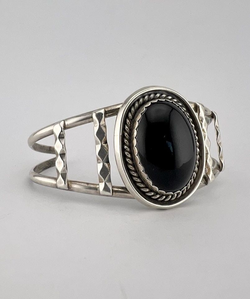 VINTAGE NAVAJO STERLING SILVER BLACK ONYX TWIST CUFF BRACELET: VINTAGE NAVAJO STERLING SILVER BLACK ONYX TWIST CUFF BRACELET Vintage Navajo Sterling Silver Black Onyx Twist Cuff Bracelet Cuff is 5 3/8" tip to Tip and has a 1 1/4" Wide Adjustable Gap Cuff Is Over 
