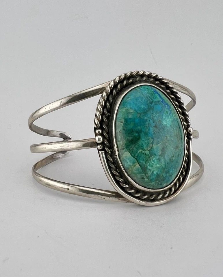 VINTAGE NAVAJO STERLING SILVER NATURAL CHRYSOCOLLA 3 SHANK TWIST CUFF BRACELET: VINTAGE NAVAJO STERLING SILVER NATURAL CHRYSOCOLLA 3 SHANK TWIST CUFF BRACELET Vintage Navajo Sterling Silver Natural Chrysocolla 3 Shank Twist Cuff Bracelet Cuff is 5 5/8" tip to Tip and has a 1 1/8"
