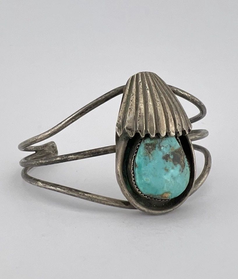 VINTAGE NAVAJO STERLING SILVER FOX TURQUOISE STAMPED CUFF BRACELET: VINTAGE NAVAJO STERLING SILVER FOX TURQUOISE STAMPED CUFF BRACELET Vintage Navajo Sterling Silver Fox Turquoise Stamped Cuff Bracelet Cuff is 5 1/2" tip to Tip and has a 1 1/8" Wide Adjustable Gap Cuf