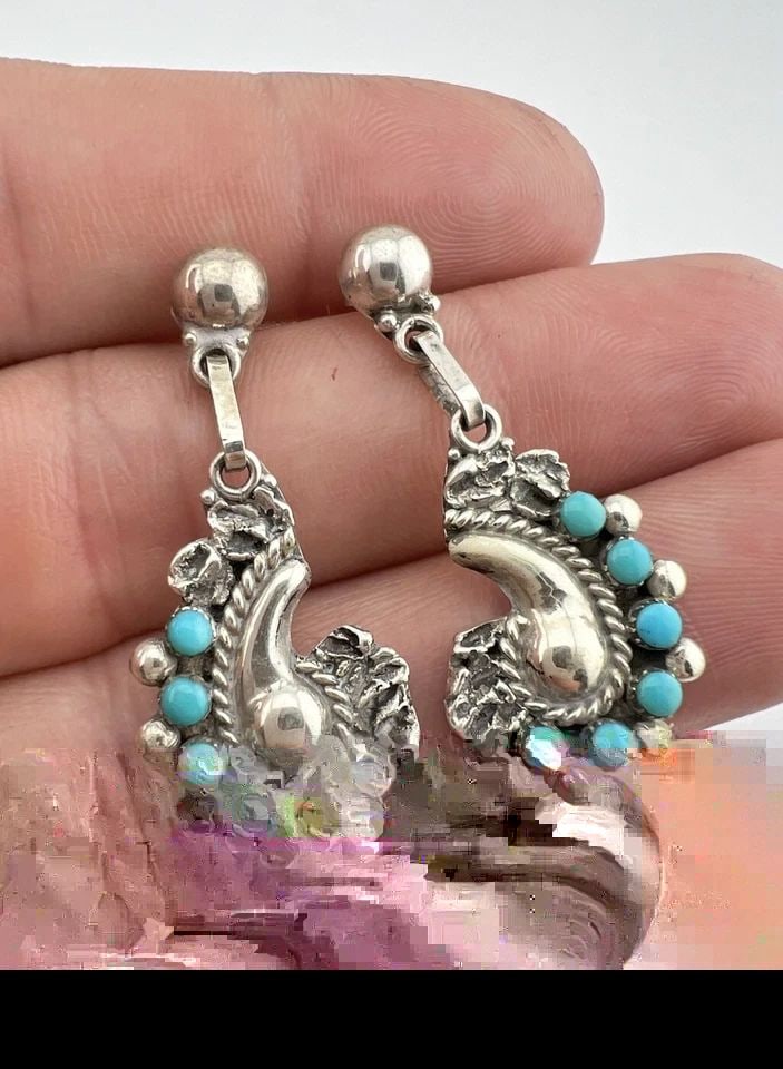 VINTAGE WEEBOTHEE ZUNI STERLING SILVER TURQUOISE DANGLE EARRINGS 1.5": VINTAGE WEEBOTHEE ZUNI STERLING SILVER TURQUOISE DANGLE EARRINGS 1.5" Vintage WEEBOTHEE ZUNI Sterling Silver TURQUOISE Dangle Earrings 1.5" Size: 1 1/2" Tall By 5/8" Wide Weight is 4.5 Grams on my sca