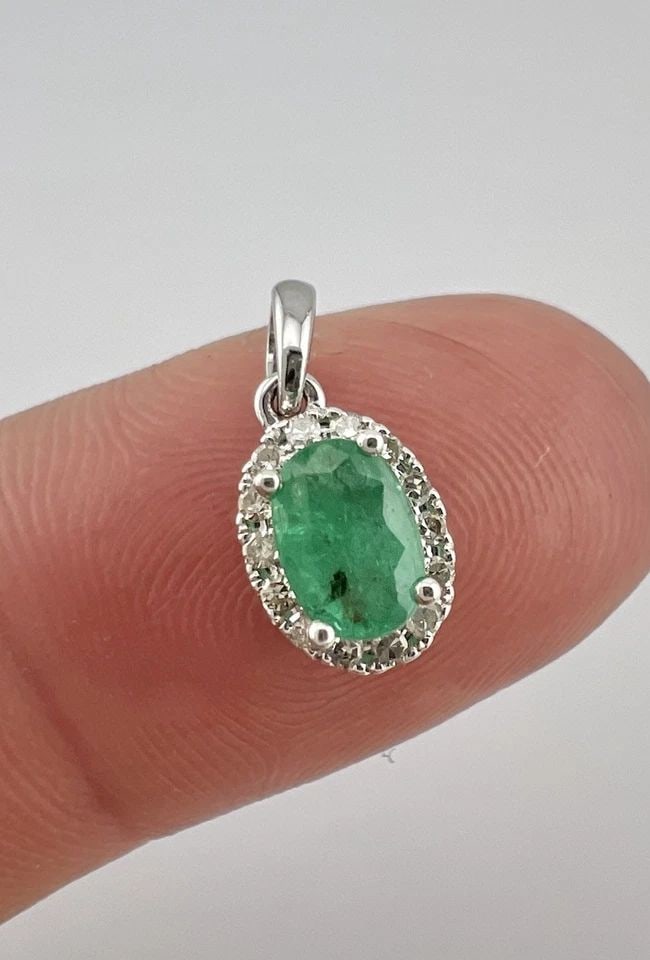 DESIGNER 14K WHITE GOLD OVAL CUT EMERALD & DIAMOND HALO PENDANT: DESIGNER 14K WHITE GOLD OVAL CUT EMERALD & DIAMOND HALO PENDANT Designer 14k White Gold Oval Cut Emerald & Diamond Halo Pendant Size: 5/8" Tall With Bail By 1/4" Wide Metal: 14k White Gold Weight is 0