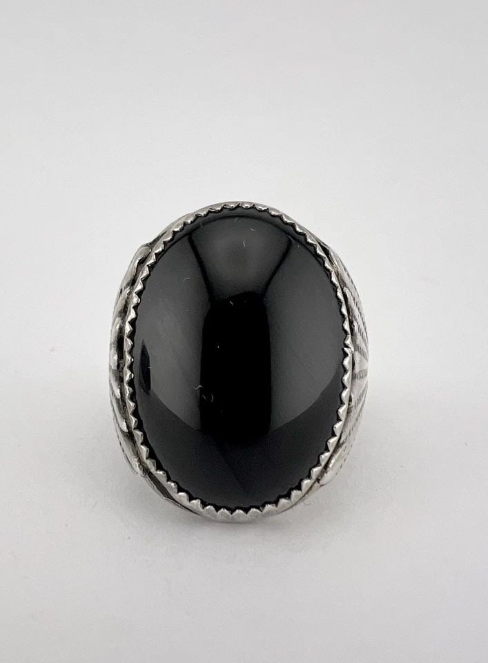 VINTAGE NAVAJO STERLING SILVER NATURAL OVAL BLACK ONYX STAMPED MEN'S RING 22.1G: VINTAGE NAVAJO STERLING SILVER NATURAL OVAL BLACK ONYX STAMPED MEN'S RING 22.1G Vintage Navajo Sterling Silver Natural Oval Black Onyx Stamped Men's Ring 22.1g Ring Size: 11 - Can Be Resized Weight is