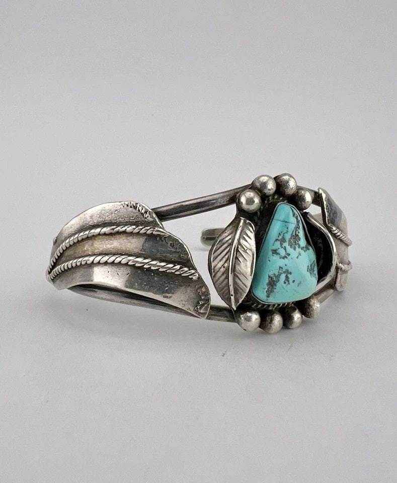 VTG JG NAVAJO STERLING SILVER KINGMAN TURQUOISE STAMPED WOMEN'S CUFF BRACELET: Vtg JG Navajo Sterling Silver Kingman Turquoise Stamped Women's Cuff Bracelet Cuff is 5 1/8" tip to Tip and has a 1" Wide Adjustable Gap Cuff Is 1 1/8" Wide In the Center Weight is 25.2 Grams on my sc