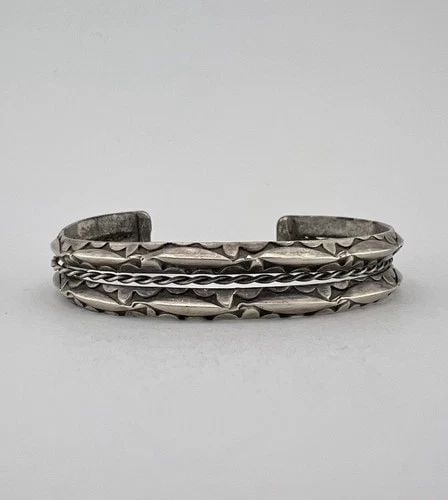 VTG FRED HARVEY ERA NAVAJO STERLING SILVER STAMPED CARINATED 2 ROW CUFF BRACELET: Vtg Fred Harvey Era Navajo Sterling Silver Stamped Carinated 2 Row Cuff Bracelet Cuff is 5" tip to Tip and has an 1 1/8" Wide Adjustable Gap Cuff Is 3/8" Wide in the center Weight is 18.5 Grams on my 
