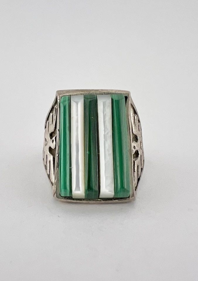 VTG FRED HARVEY STERLING SILVER MALACHITE & MOP THUNDERBIRD STAMPED MEN'S RING: Vtg Fred Harvey Sterling Silver Malachite & MOP Thunderbird Stamped Men's Ring Ring Size: 11 - Can Be re Sized Weight is 11.8 Grams on my scale Metal: Sterling Silver Ring is 7/8" (21.5mm) Tall In the