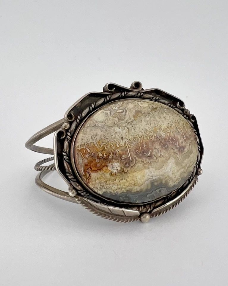 VINTAGE NAVAJO STERLING SILVER PETRIFIED WOOD AGATE STAMPED CUFF BRACELET 36G: Vintage Navajo Sterling Silver Petrified Wood Agate Stamped Cuff Bracelet 36g Cuff is 5" tip to Tip and has a 1 1/8" Wide Adjustable Gap Cuff Is Around 1 3/4" Wide In the Center Weight is 36.1 Grams o