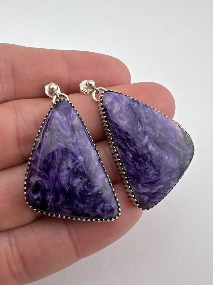 VTG NAVAJO STERLING SILVER NATURAL CHAROITE DETAILED BEZEL POST EARRINGS 1 5/8": Vtg Navajo Sterling Silver Natural Charoite Detailed Bezel Post Earrings 1 5/8" Size: 1 5/8" Tall & About 1" Wide Weight is 20.0 Grams on my scale Test Positive For Sterling Silver Amazing High Grade 