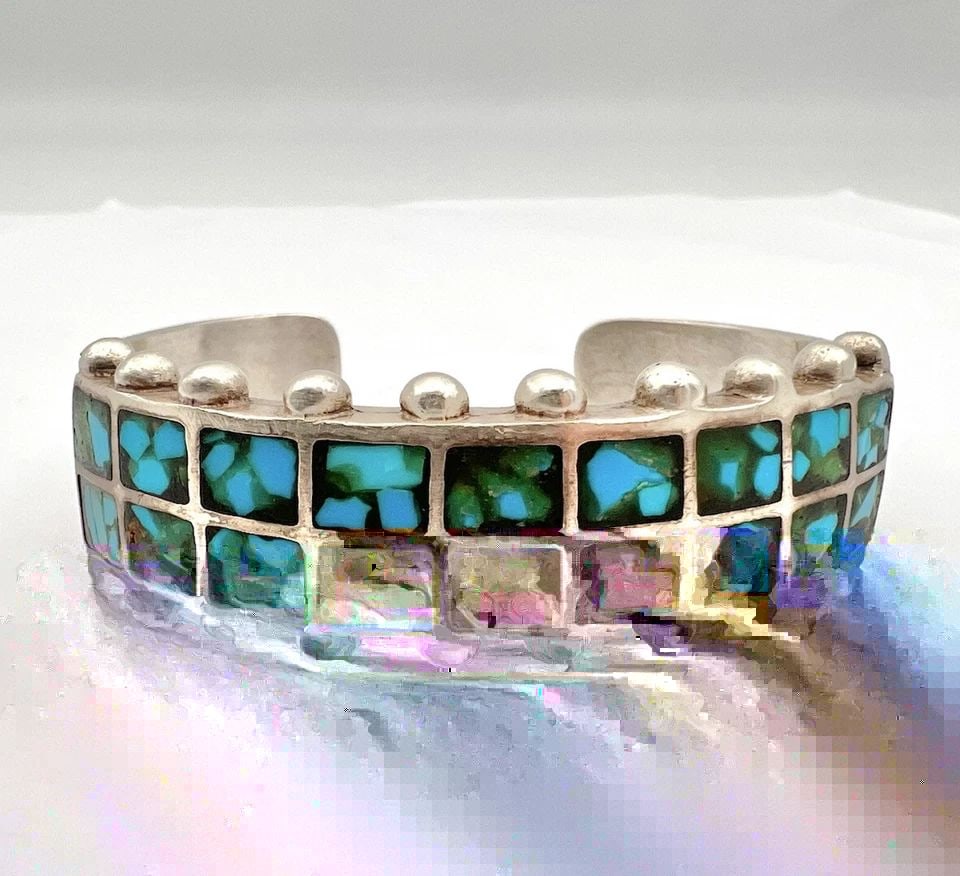 VTG NAVAJO STERLING SILVER CRUSHED CHIP BLUE TURQUOISE FLUSH INLAY CUFF BRACELET: VTG NAVAJO STERLING SILVER CRUSHED CHIP BLUE TURQUOISE FLUSH INLAY CUFF BRACELET Vtg Navajo Sterling Silver Crushed Chip Blue Turquoise Flush Inlay Cuff Bracelet Cuff is 5 1/2" tip to Tip and has a 1"