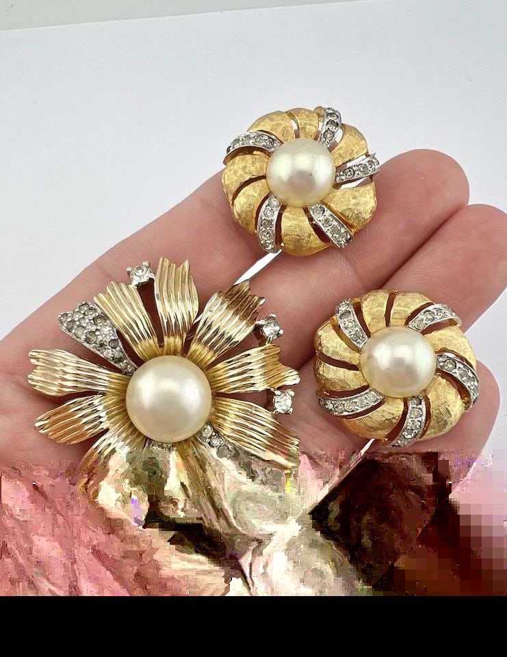 VINTAGE JOSEPH MAZER JOMAZ GOLD RHINESTONE & PEARL FLORAL BROOCH & EARRINGS SET: VINTAGE JOSEPH MAZER JOMAZ GOLD RHINESTONE & PEARL FLORAL BROOCH & EARRINGS SET Vintage Joseph Mazer Jomaz Gold Rhinestone & Pearl Floral Brooch & Earrings Set Brooch Size: 1 3/4" Wide By 1 7/8" Tall 
