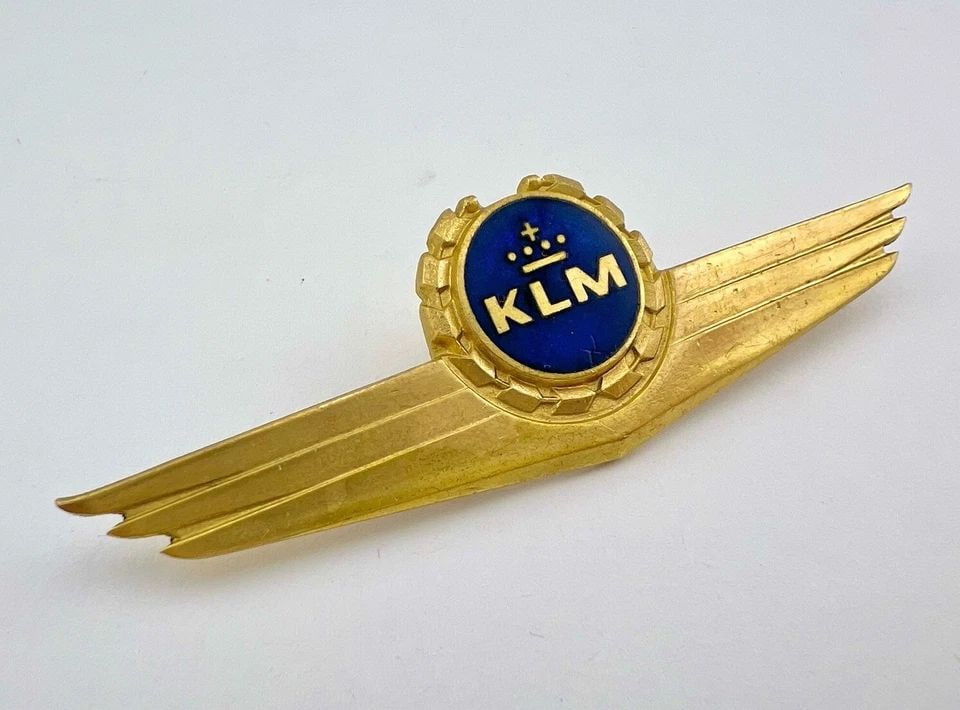 RARE KLM ROYAL DUTCH AIRLINES NETHERLANDS ENAMEL PILOT GOLD TONE WINGS 3 5/8": RARE KLM ROYAL DUTCH AIRLINES NETHERLANDS ENAMEL PILOT GOLD TONE WINGS 3 5/8" Rare KLM Royal Dutch Airlines Netherlands Enamel Pilot Gold Tone Wings 3 5/8" Size: 3 5/8" Wide By 1 1/8" Tall Gold Tone M