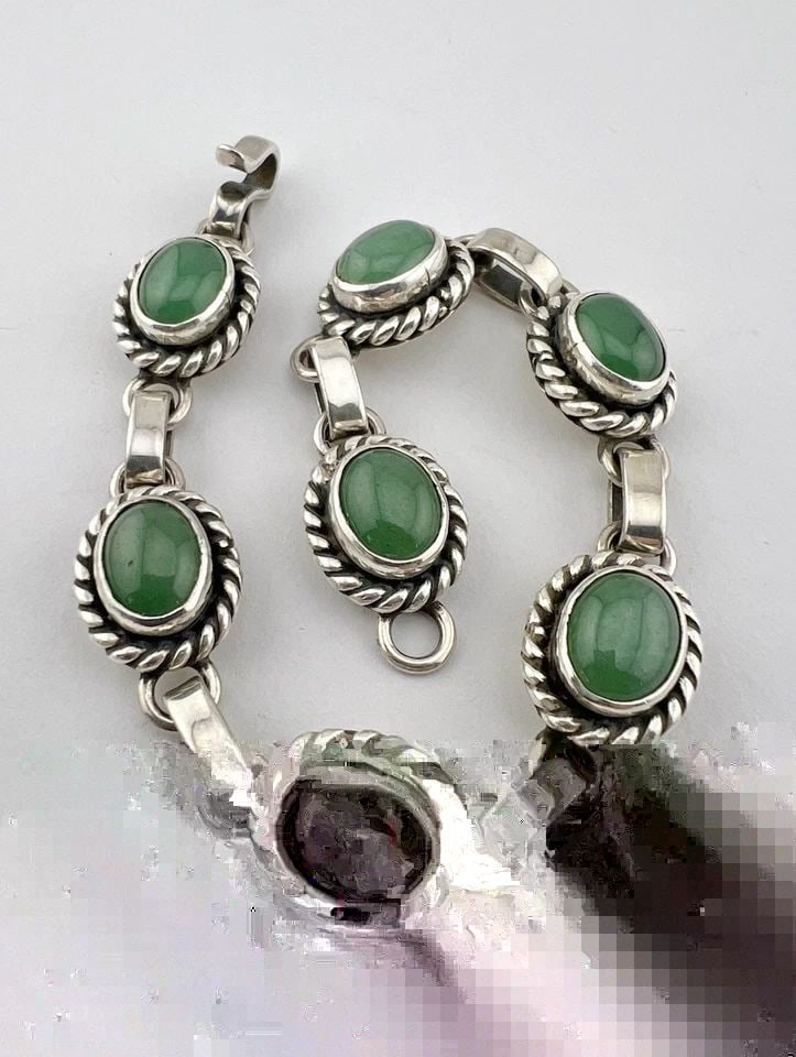 VTG NAVAJO STERLING SILVER GREEN JADE OVAL TWIST ROPE CONCHO LINK BRACELET 30G: Vtg Navajo Sterling Silver Green Jade Oval Twist Rope Concho Link Bracelet 30g Size: 7 7/8" Long Tip To Tip Bracelet Is 5/8" Wide Metal: Sterling Silver Weight is 30.0 Grams on my scale In Great Condi