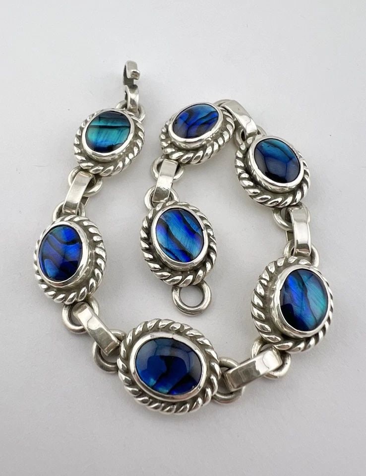 VTG NAVAJO STERLING SILVER ABALONE OVAL TWIST ROPE CONCHO LINK BRACELET 28.6G: Vtg Navajo Sterling Silver Abalone Oval Twist Rope Concho Link Bracelet 28.6g Size: 7 7/8" Long Tip To Tip Bracelet Is 1/2" Wide Metal: Sterling Silver Weight is 28.6 Grams on my scale In Great Condit