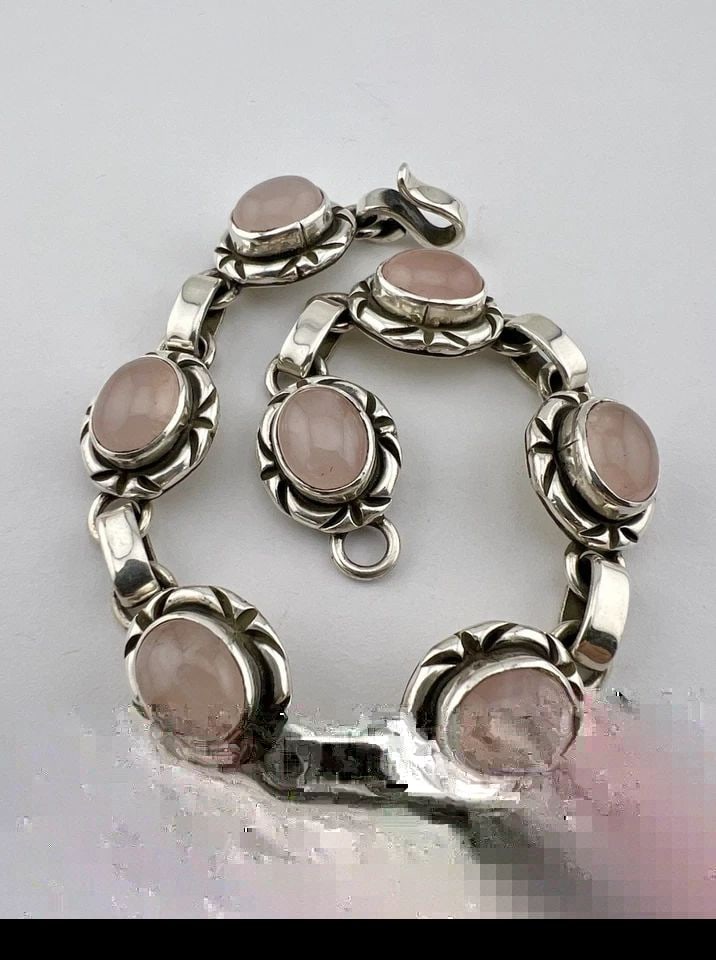 VINTAGE NAVAJO STERLING SILVER PINK ROSE QUARTZ OVAL ROPE LINK BRACELET 31G: Vintage Navajo Sterling Silver Pink Rose Quartz Oval Rope Link Bracelet 31g Size: Around 7 7/8" Long Tip To Tip Bracelet Is 1/2" Wide Metal: Sterling Silver Weight is 31.0 Grams on my scale In Great C
