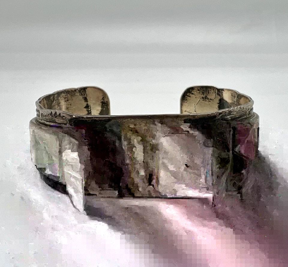 VINTAGE F.W ZUNI STERLING SILVER FLUSH INLAY TURQUOISE WOMEN'S CUFF WATCH: VINTAGE F.W ZUNI STERLING SILVER FLUSH INLAY TURQUOISE WOMEN'S CUFF WATCH Vintage F.W Zuni Sterling Silver Flush Inlay Turquoise Women's Cuff Watch Cuff is 5" tip to Tip and has a 1" Adjustable Gap Cu