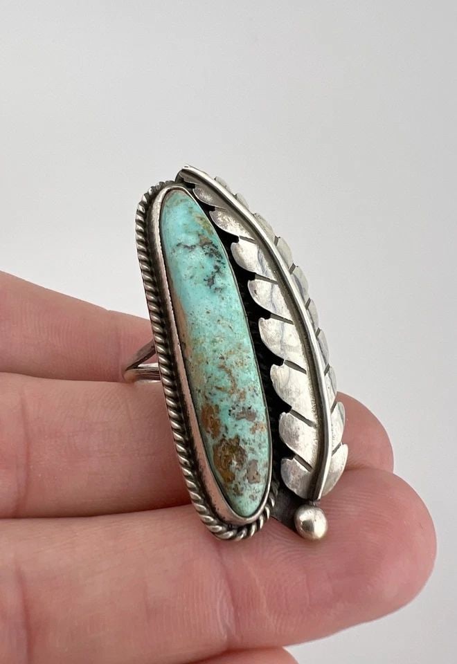 VTG NAVAJO STERLING SILVER TURQUOISE DETAILED 3D STAMPED LEAF LONG RING 1 3/4": VTG NAVAJO STERLING SILVER TURQUOISE DETAILED 3D STAMPED LEAF LONG RING 1 3/4" Vtg Navajo Sterling Silver Turquoise Detailed 3D Stamped Leaf Long Ring 1 3/4" Ring Size: 8.25 - Can Be Re Sized Weight i