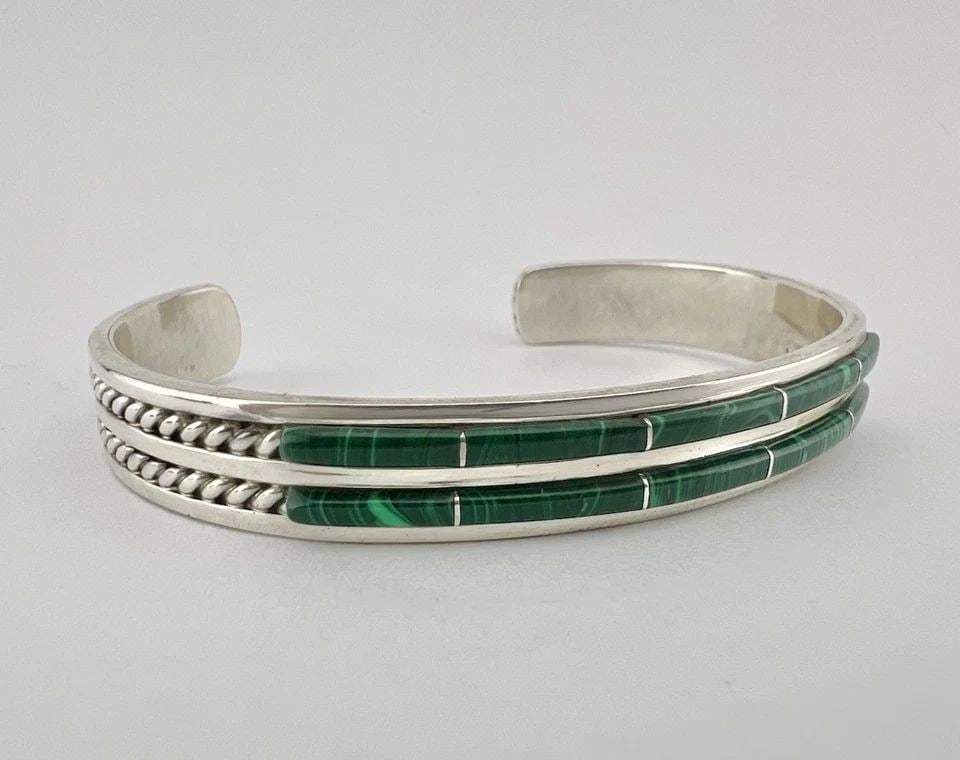 VINTAGE RD NAVAJO STERLING SILVER GREEN MALACHITE 2 ROW TWIST CUFF BRACELET: VINTAGE RD NAVAJO STERLING SILVER GREEN MALACHITE 2 ROW TWIST CUFF BRACELET Vintage RD Navajo Sterling Silver Green Malachite 2 Row Twist Cuff Bracelet Cuff is 5 1/8" tip to Tip and has a Just Under 1