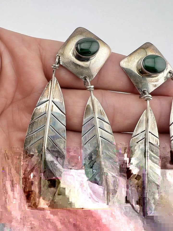 NAVAJO STERLING SILVER GREEN MALACHITE STAMPED FEATHER DANGLE EARRINGS 3 1/8" (1 of 1)