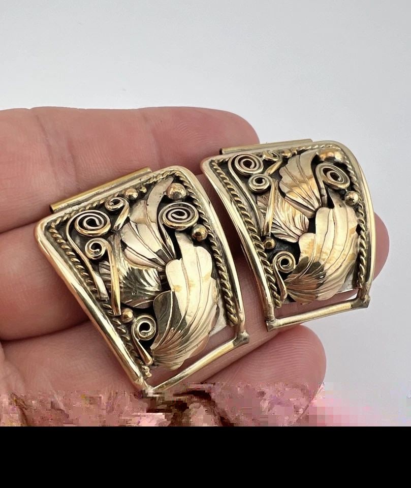 VTG JUSTIN MORRIS NAVAJO STERLING SILVER & GOLD-FILLED DETAILED MEN'S WATCH TIPS: Vtg Justin Morris Navajo Sterling Silver & Gold-Filled Detailed Men's Watch Tips Weight 17.6 Grams on my scale Size: Just Under 1 1/2" Tall By About 1 1/4" Wide at The Top Metal: Sterling Silver & Gol