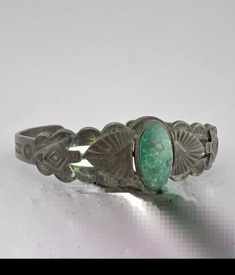 FRED HARVEY ERA NAVAJO STERLING SILVER CERRILLOS TURQUOISE ARROW CUFF BRACELET: FRED HARVEY ERA NAVAJO STERLING SILVER CERRILLOS TURQUOISE ARROW CUFF BRACELET Vtg Fred Harvey Era Navajo Sterling Silver Cerrillos Turquoise Stamped Arrow Cuff Bracelet Cuff is 5 1/8" tip to Tip and 