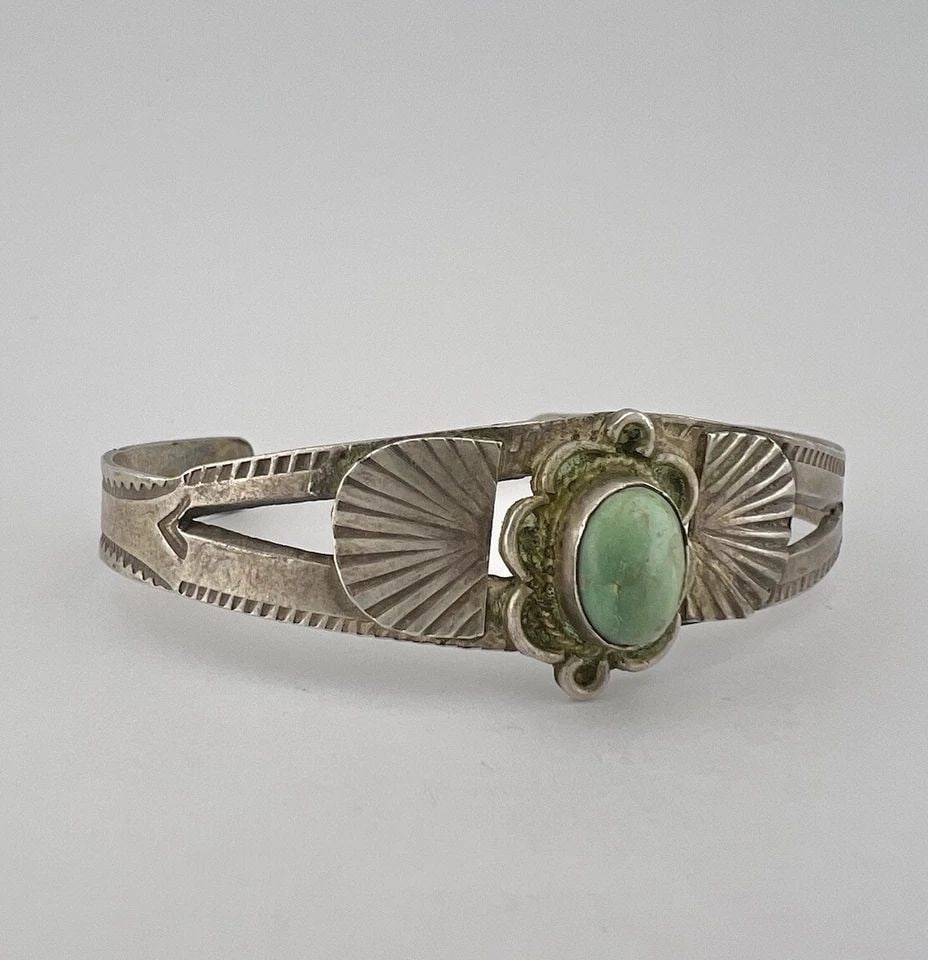 EARLY VTG FRED HARVEY NAVAJO STERLING SILVER TURQUOISE STAMPED CUFF BRACELET: EARLY VTG FRED HARVEY NAVAJO STERLING SILVER TURQUOISE STAMPED CUFF BRACELET Early Vtg Fred Harvey Navajo Sterling Silver Turquoise Stamped Cuff Bracelet Cuff is 5 5/8" tip to Tip and has a 1 1/4" Adj