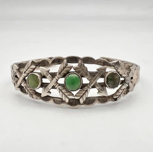 FRED HARVEY ERA NAVAJO STERLING SILVER CERRILLOS TURQUOISE ARROW CUFF BRACELET: FRED HARVEY ERA NAVAJO STERLING SILVER CERRILLOS TURQUOISE ARROW CUFF BRACELET Fred Harvey Era Navajo Sterling Silver Cerrillos Turquoise Arrow Cuff Bracelet Cuff is 5 1/2" tip to Tip and has a 1" Adj
