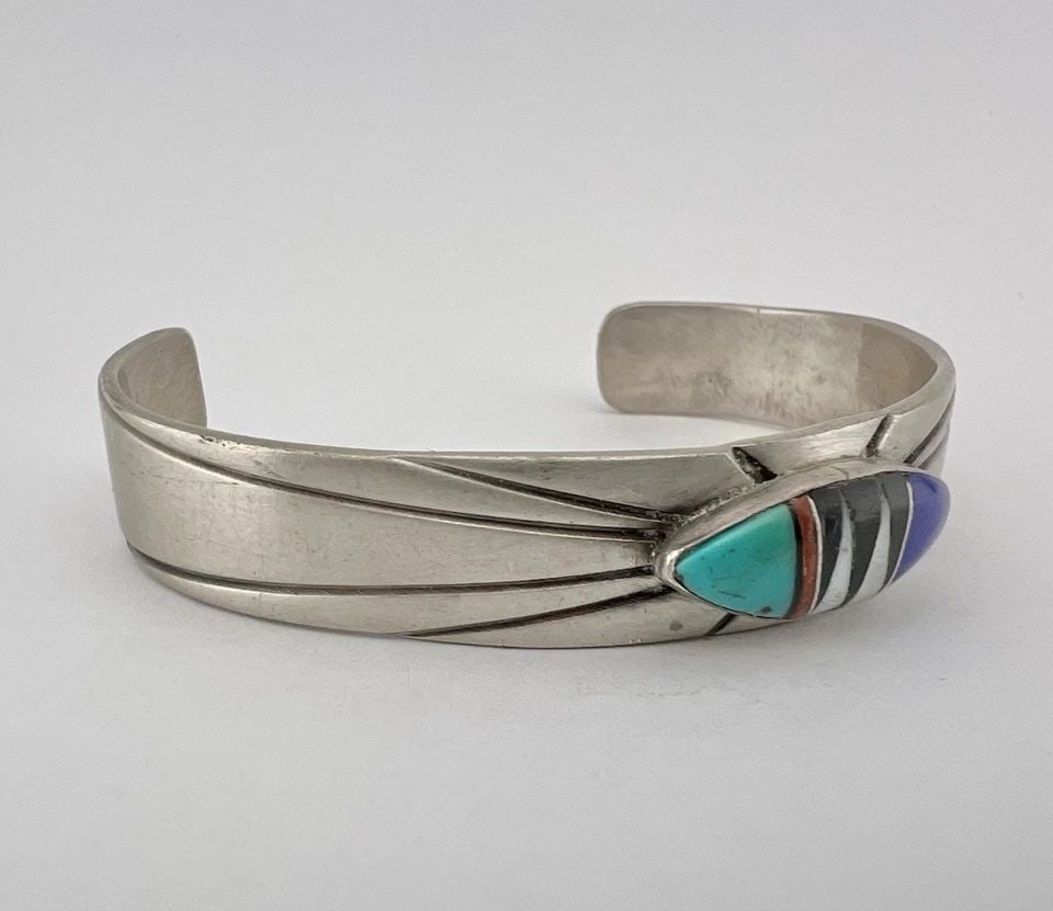 VTG NAVAJO STERLING SILVER MULTI GEMS FLUSH INLAY STAMPED CUFF BRACELET 28.3G: VTG NAVAJO STERLING SILVER MULTI GEMS FLUSH INLAY STAMPED CUFF BRACELET 28.3G Vtg Navajo Sterling Silver Multi Gems Flush Inlay Stamped Cuff Bracelet 28.3g Cuff is 5 1/4" tip to Tip and has a Around 1